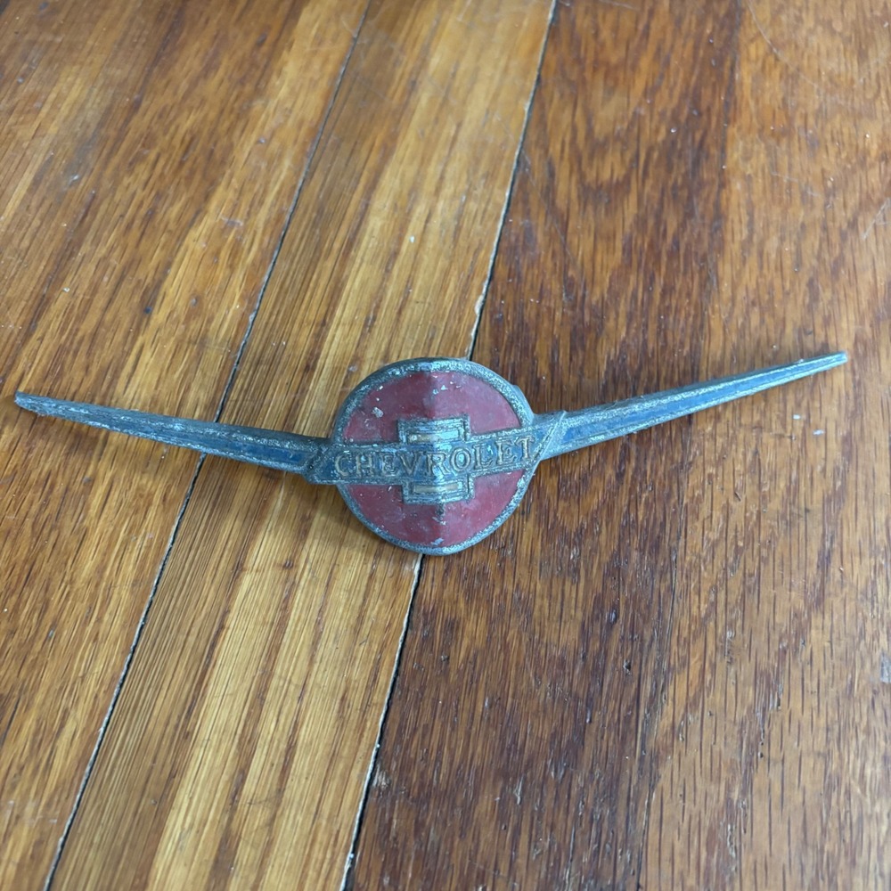 VTG‎ 1930s Chevrolet Bowtie Winged Emblem Red Silver Tone Metal Auto Part Badge